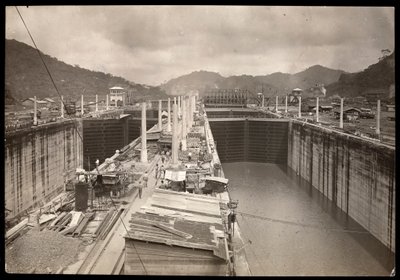 Ansicht der Pedro Miguel Schleusen während des Baus des Panamakanals, 1912 oder 1913 von Byron Company